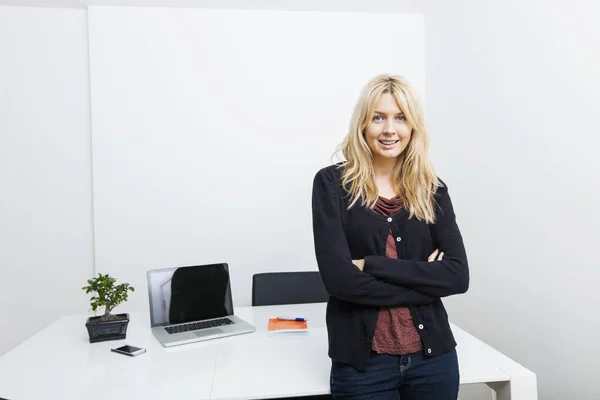 Retrato Mujer Negocios Feliz Pie Brazos Cruzados Oficina — Foto de Stock