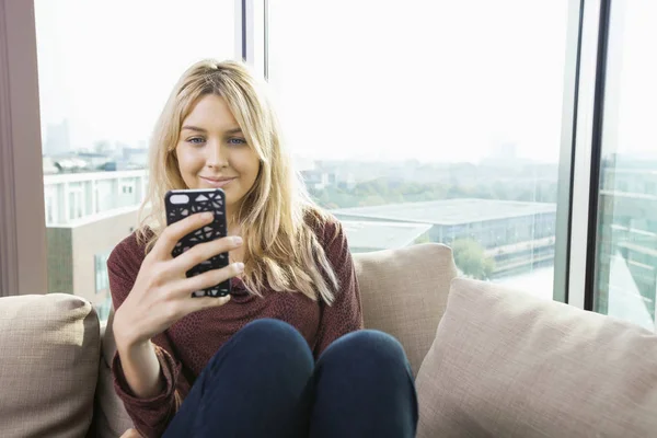 Sorrindo Jovem Mulher Lendo Mensagem Texto Casa — Fotografia de Stock