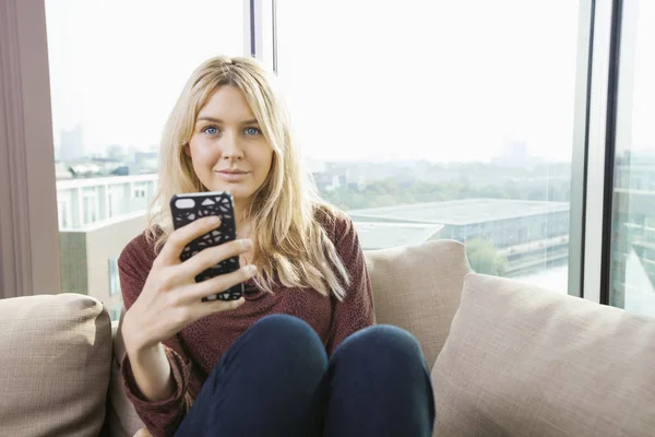 Портрет Красивої Молодої Жінки Мобільним Телефоном Вдома — стокове фото