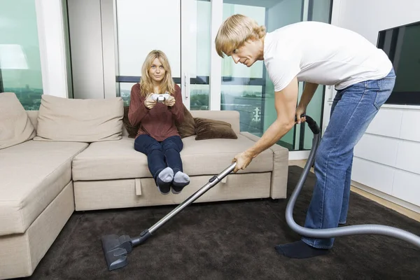 Man Vacuuming While Woman Play Video Game Living Room Home — Stock Photo, Image