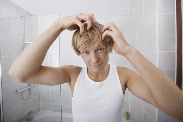 Portrait Homme Vérifiant Pour Les Cheveux Blancs Dans Salle Bain — Photo