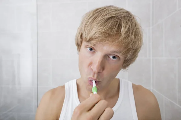 Porträtt Man Borsta Tänderna Badrummet — Stockfoto