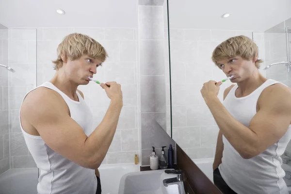 Adam Banyoda Diş Fırçalama — Stok fotoğraf