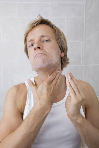 Portrait Homme Adulte Appliquant Après Rasage Hydratant Dans Salle Bain — Photo