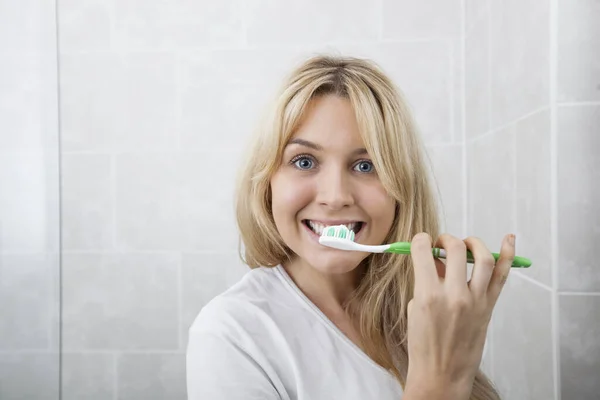 Mujer Joven Cepillándose Los Dientes Baño —  Fotos de Stock