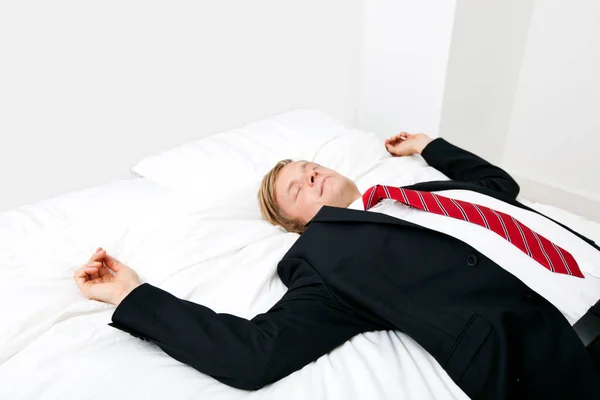 Mid Dorosły Biznesmen Śpi Łóżku Domu — Zdjęcie stockowe