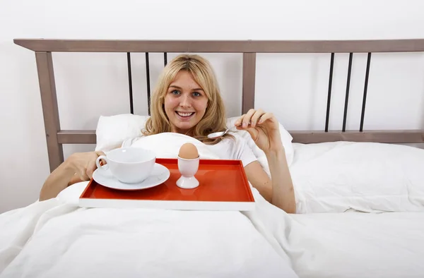 Retrato Jovem Com Bandeja Pequeno Almoço Cama — Fotografia de Stock