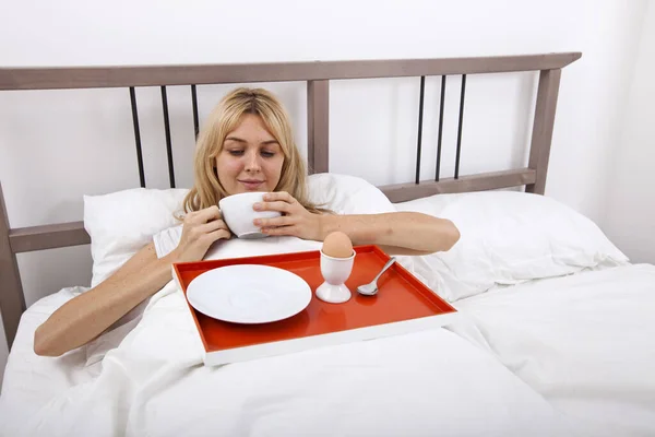 Mujer Joven Con Bandeja Desayuno Cama — Foto de Stock