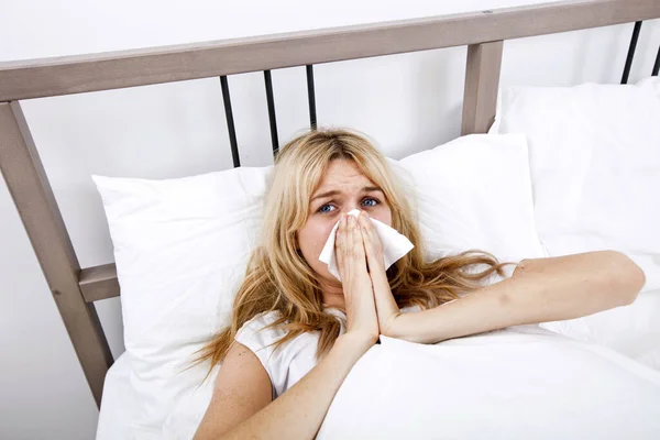 Retrato Mujer Que Sufre Frío Cama —  Fotos de Stock