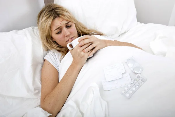 Mulher Que Sofre Frio Tomando Café Cama — Fotografia de Stock