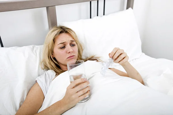 Mulher Que Sofre Frio Segurando Água Tablet Cama — Fotografia de Stock
