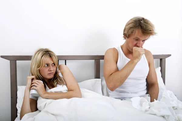 Mujer Asustada Mirando Hombre Tosiendo Cama — Foto de Stock