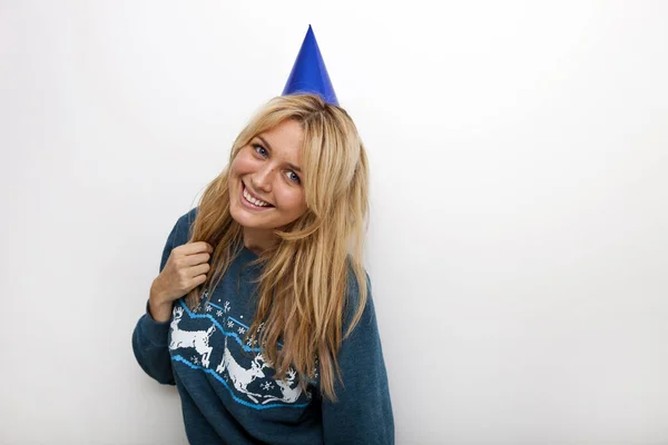 Retrato Mujer Alegre Con Sombrero Fiesta Sobre Fondo Blanco —  Fotos de Stock