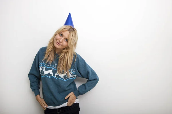 Retrato Mujer Suéter Con Sombrero Fiesta Sobre Fondo Blanco —  Fotos de Stock