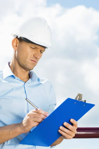 Man Architect Schrijft Klembord Tegen Bewolkte Lucht — Stockfoto