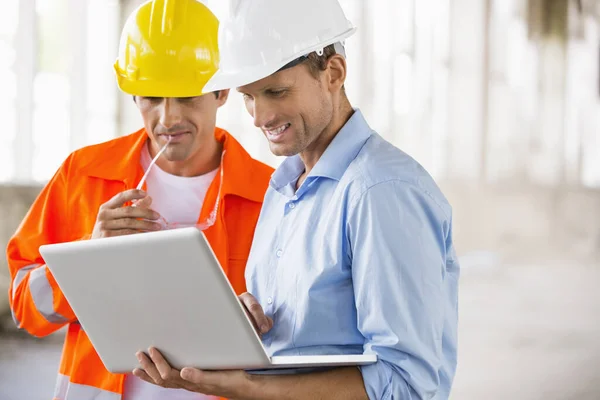 Arquitectos Masculinos Trabajando Computadora Portátil Sitio Construcción — Foto de Stock