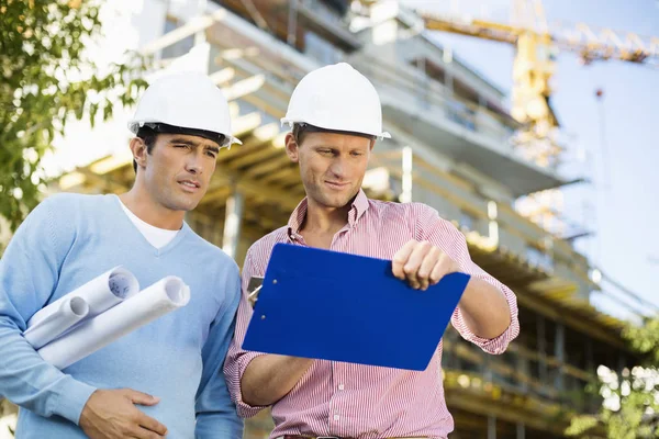 Arquitectos Masculinos Con Plano Portapapeles Trabajando Sitio — Foto de Stock