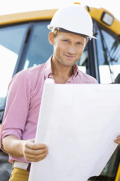 Portret Van Een Mannelijke Architect Met Blauwdruk Bouwplaats — Stockfoto