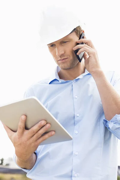 Arquitecto Masculino Con Tableta Digital Usando Teléfono Celular Sitio — Foto de Stock