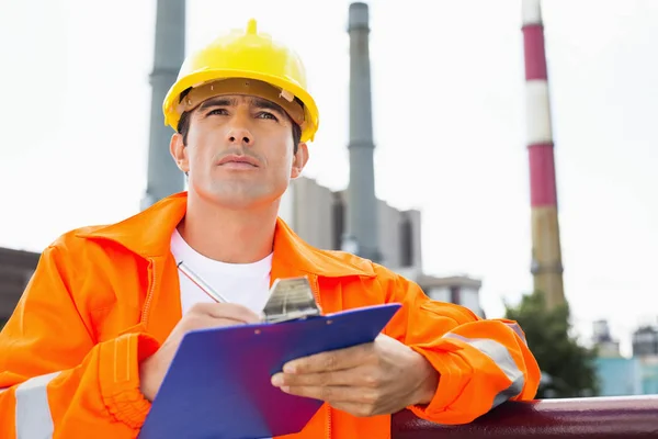 Trabajador Construcción Masculino Escribiendo Portapapeles Industria —  Fotos de Stock