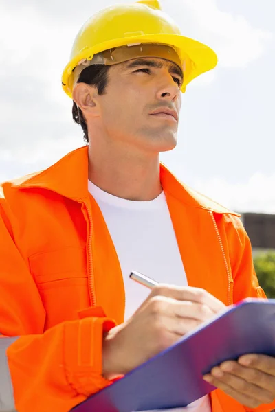 Trabajador Construcción Masculino Con Portapapeles Mirando Hacia Afuera —  Fotos de Stock