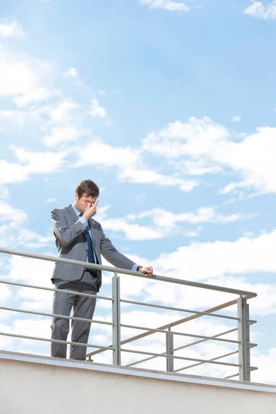 Stressé Jeune Homme Affaires Frottant Les Yeux Sur Terrasse Contre — Photo