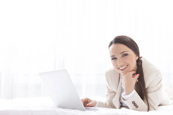 Ritratto Bella Donna Affari Che Utilizza Computer Portatile Hotel — Foto Stock