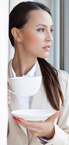 Nachdenkliche Geschäftsfrau Beim Kaffee Büro — Stockfoto