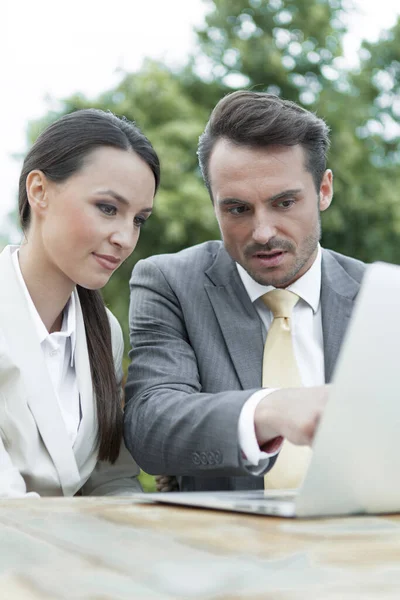 Ondernemers Discussiëren Buiten Laptop — Stockfoto