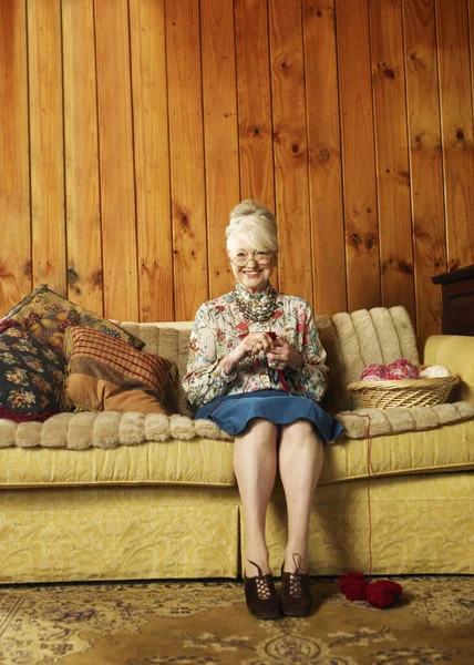 Retrato Mulher Idosa Feliz Tricô Sofá Casa — Fotografia de Stock