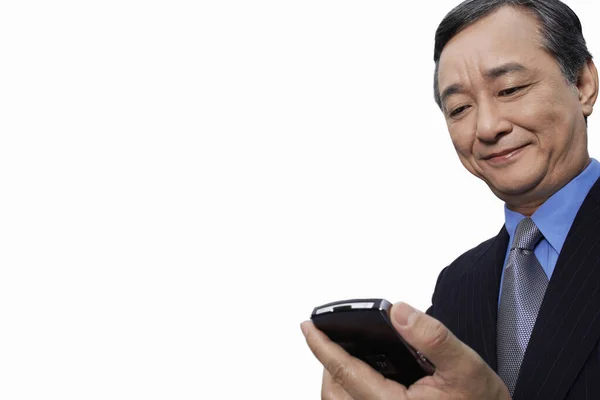 白い背景の上の携帯電話を使用して笑顔のビジネスマン — ストック写真