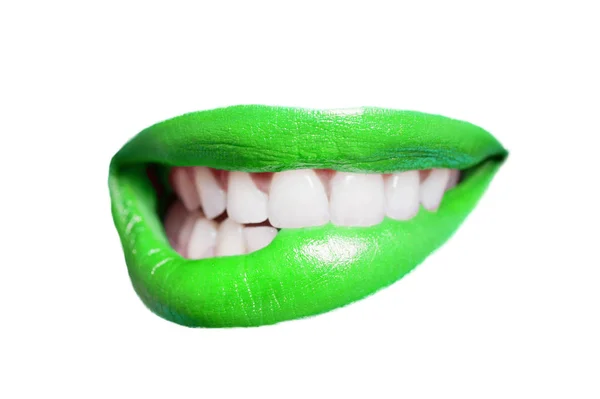 Close Van Tanden Bijten Groene Lip Witte Achtergrond — Stockfoto