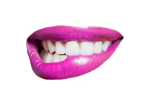 Närbild Tänder Bita Rosa Läpp Över Vit Bakgrund — Stockfoto