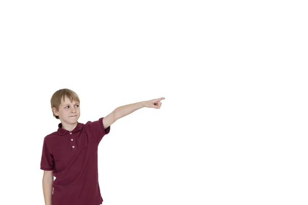 小男孩指着白色背景上的副本空间 — 图库照片