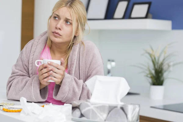 Jonge Vrouw Die Lijdt Aan Koude Vasthouden Koffiemok — Stockfoto