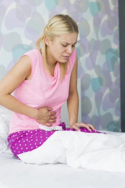 Mujer Joven Que Sufre Dolor Abdominal Dormitorio — Foto de Stock