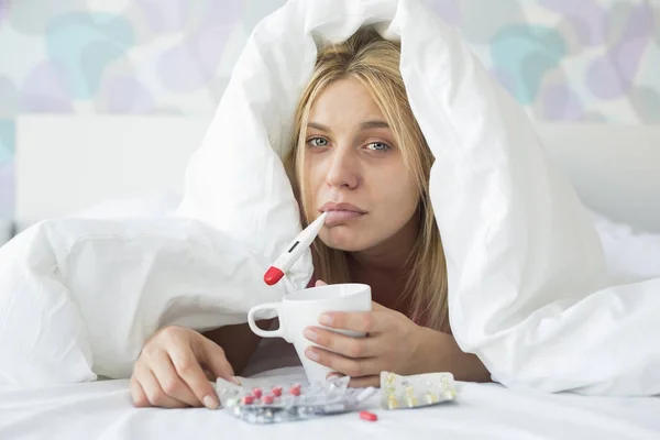 Retrato Mujer Triste Con Taza Café Tomando Temperatura Mientras Está —  Fotos de Stock