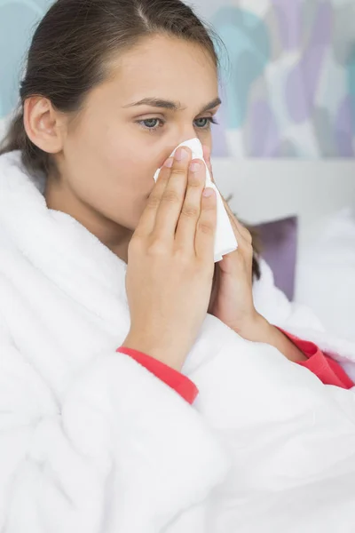 Jeune Femme Souffrant Nez Froid Soufflant Dans Chambre — Photo