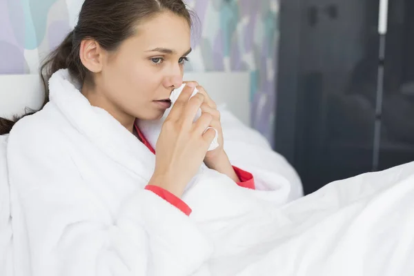 Jovem Que Sofre Frio Usando Papel Tissue Quarto — Fotografia de Stock