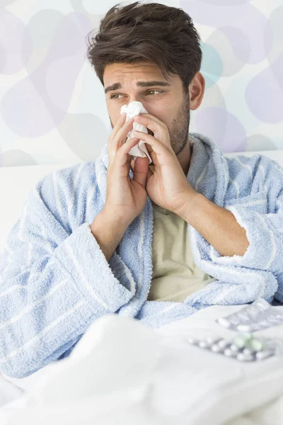 Sick Man Blowing His Nose Tissue Paper Bed Home — Stock Photo, Image