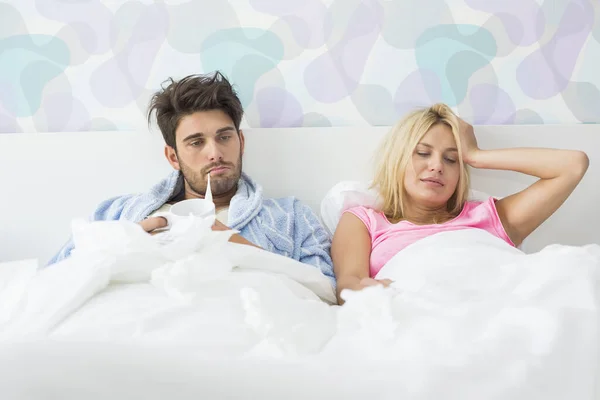 Couple Malade Frustré Couché Dans Son Lit Maison — Photo