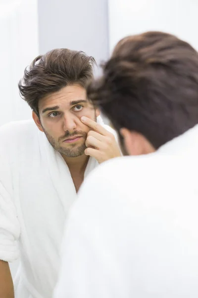 Reflet Homme Malade Examinant Les Yeux Dans Miroir — Photo
