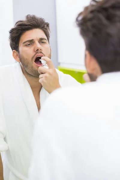 Refleksja Nad Rozpylaniem Leku Przez Człowieka Ustach — Zdjęcie stockowe