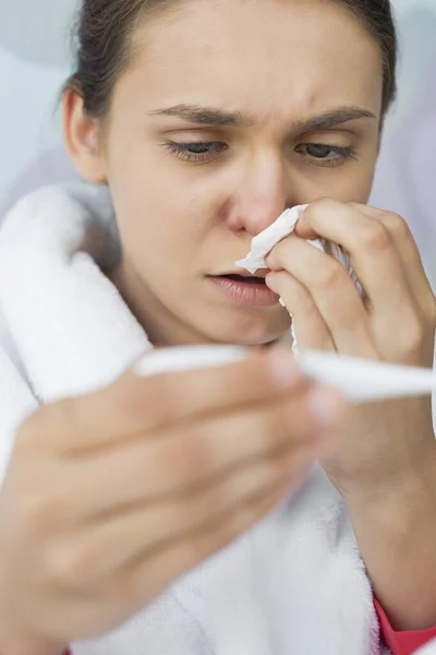 Primo Piano Della Donna Preoccupata Che Prende Sua Temperatura — Foto Stock