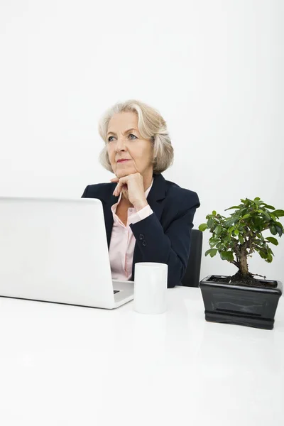 Mulher Negócios Sênior Cuidadosa Com Laptop Sentado Mesa Escritório — Fotografia de Stock