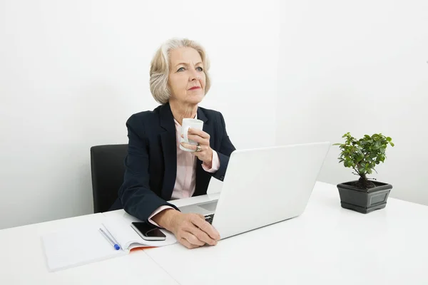 Considerável Empresária Sênior Tomando Café Mesa Escritório — Fotografia de Stock