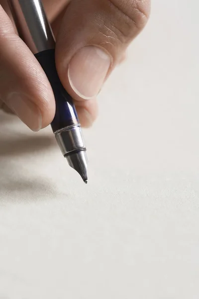 Человек Подписывает Документ Крупным Планом Ручки Руке — стоковое фото