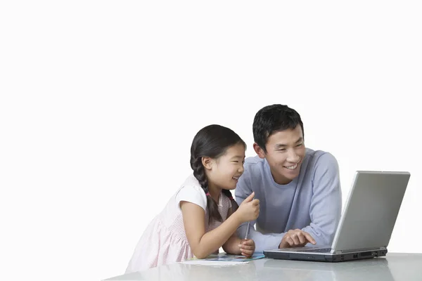 Padre Hija Jugando Con Ordenador Portátil Mostrador Cocina — Foto de Stock