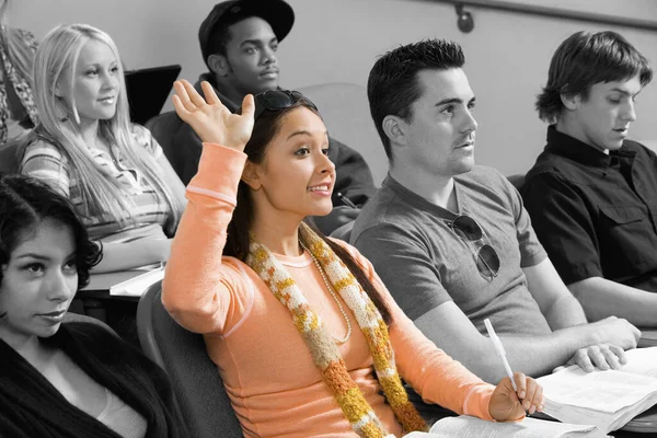 Estudante Universitário Jovem Levantando Mão Durante Palestra Sala Aula — Fotografia de Stock