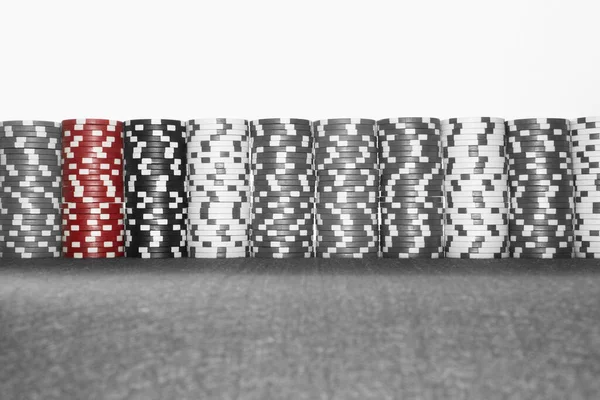 Poker Marker Staplade Bordet — Stockfoto